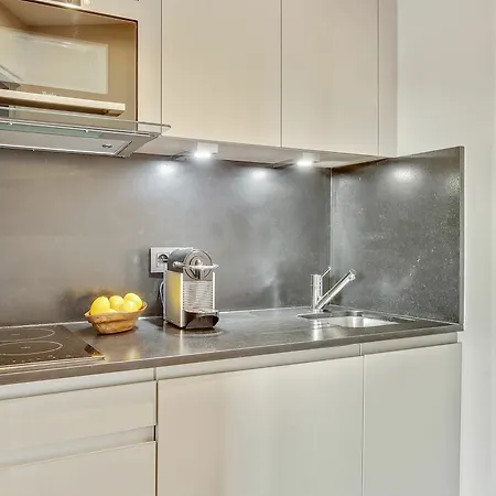 Luxury Louvre Szálloda