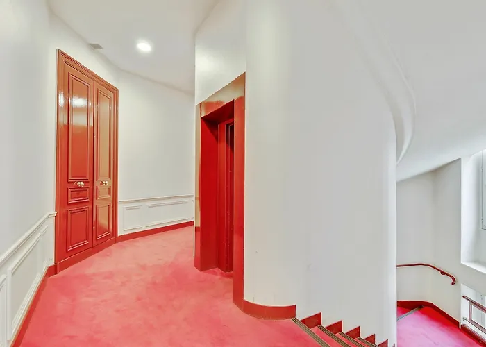 מלון Luxury Louvre 4*